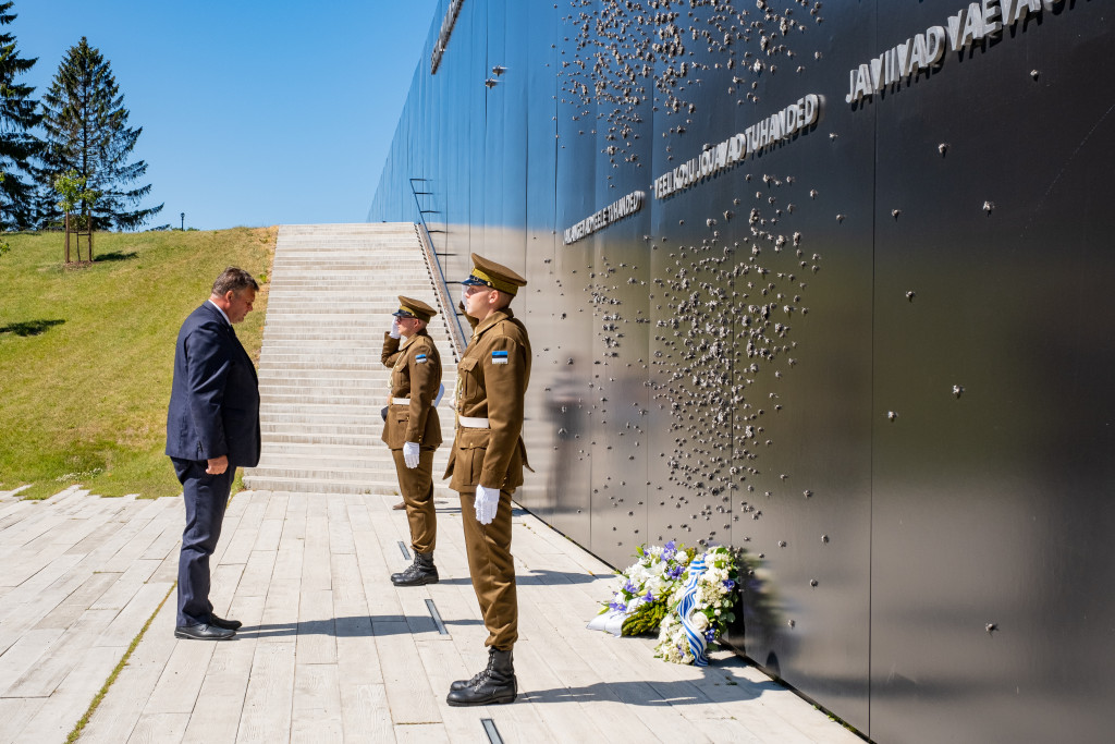 justiitsminister_raivo_aeg_eesti_kommunismiohvrite_memoriaalil_14.06.2020._autor_aron_urb.jpg
